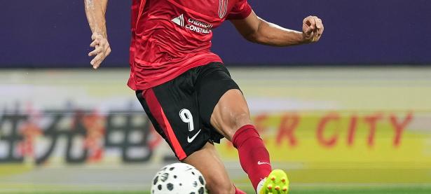 MK体育- 冲刺阶段欧联焦点战；成都蓉城扳平良机；赛场秩序良好；身体对抗强度拉满