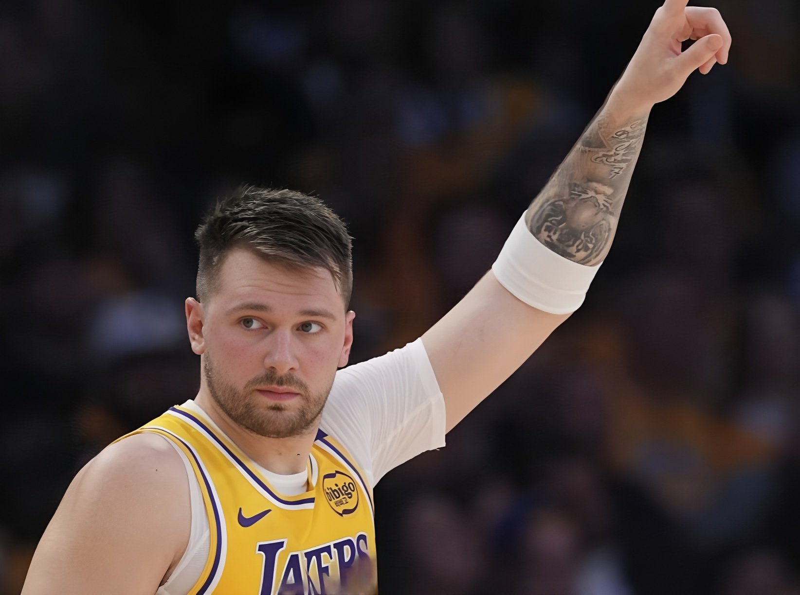 东契奇关键节点突破纪录，雄鹿带队取胜！的简单介绍